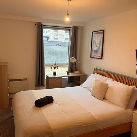 Oxford Rd Skyline 2Br City Centre Retreat-2